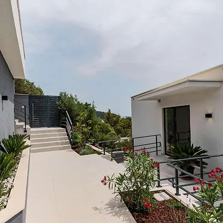 בית נופש Golden View ברנה